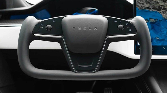 Блогер смог разогнать Tesla Model S Plaid до 328 км/ч