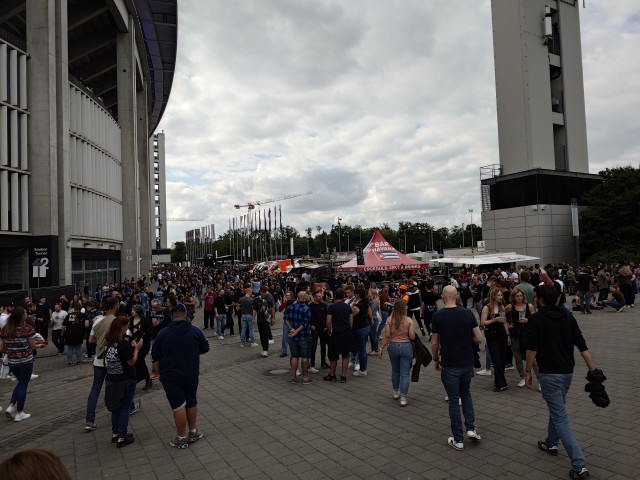 Ну да, хвастаюсь... Я опять на концерт пошёл.