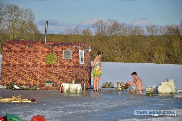 Баня на льду замерзшей реки