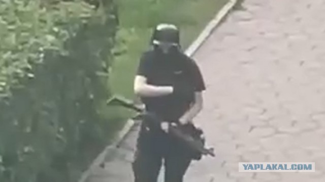 В 51-м лицее Махачкалы, где ученик зарезал одноклассника, школьники избили оператора местного телеканала