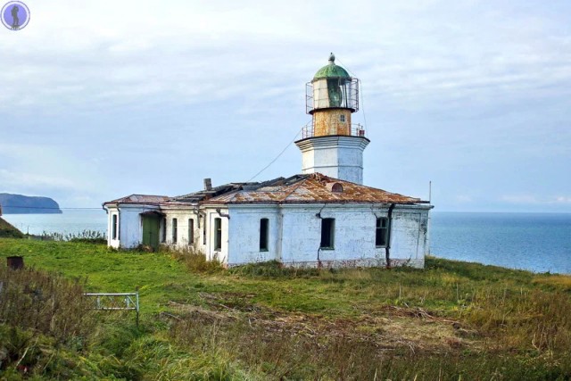 Старый разрушающийся маяк Жонкиер на Сахалине