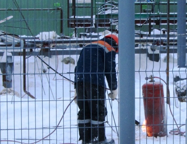 Газовый баллон взорвался на пункте металлоприёма, пролетел 10 метров и пробил крышу кроссовера во Владивостоке.