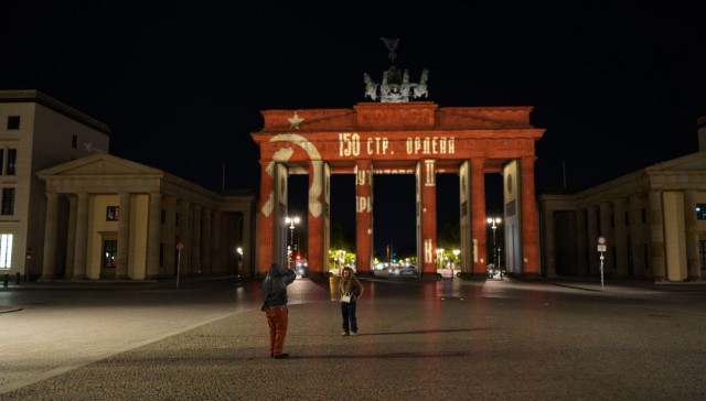 В Берлине этой ночью кто-то взломал проекцию на бранденбургские ворота и напомнил о СССР.