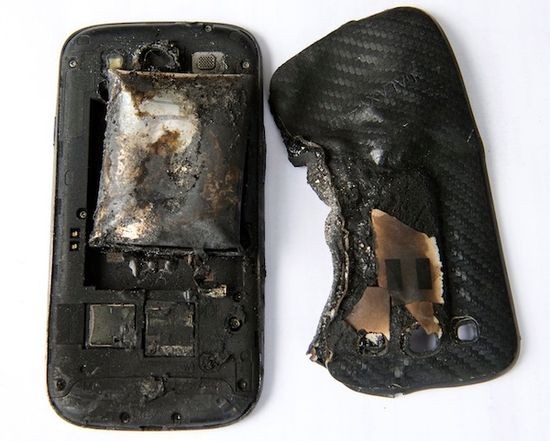 GALAXY S III взорвался и повредил ногу девушке