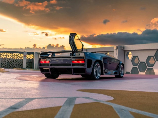 Vector W8 и другие. Редких суперкаров фотопост.