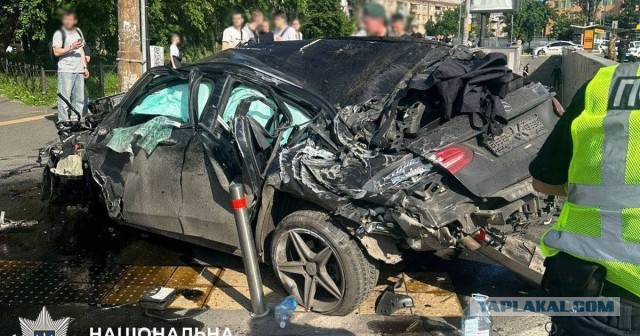 В Киеве автомобиль влетел в переход