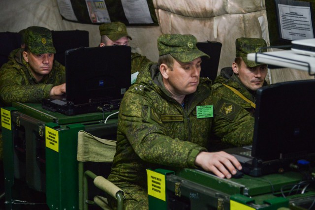 В Крым перебросили 2500 десантников