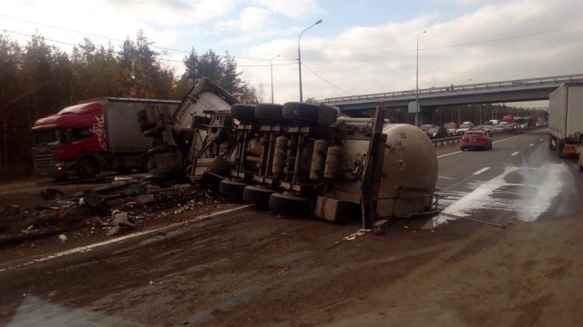 Молоковоз опрокинулся на Мурманском шоссе на развязке в Кировск