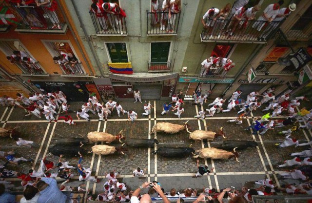 Знаменитый фестиваль Сен-Фермин в Памплоне начался с трагедии. Быки убили одного и ранили четверых участников энсьерро