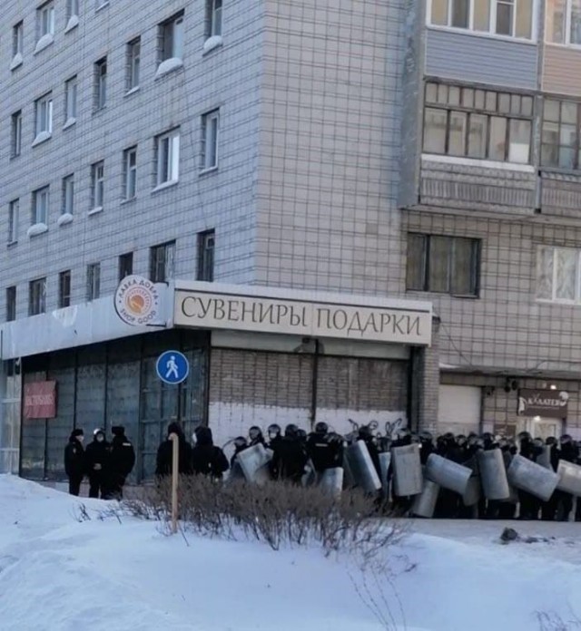 "Страна, которой нет" и "Полная дичь". Фото силовиков на фоне вывесок и надписей