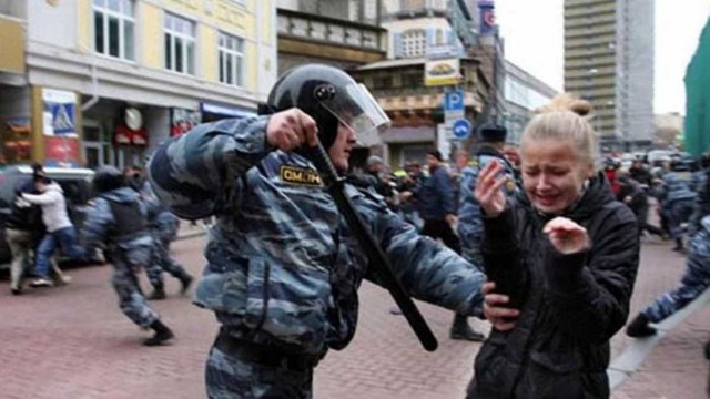 В Саратове трое граждан избили офицера полиции при оформлении ДТП