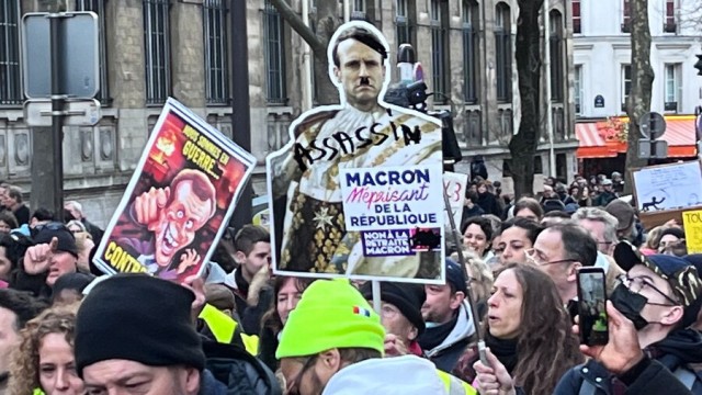 Власти Франции без голосования в парламенте примут закон о повышении пенсионного возраста, вызвавший забастовки и протесты