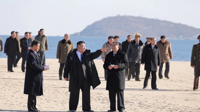 Ким Чен Ын проинспектировал вместе с дочерью новый курортный городок