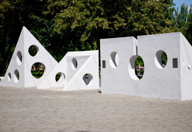В Самаре неизвестные раскрасили бетонные блоки с дырками в парке Гагарина в цвет сыра и дорисовали мышей
