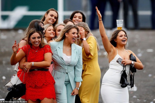 Фестиваль Aintree в Ливерпуле. Как обычно, вышли в лучших платьях, и как обычно - все загадили