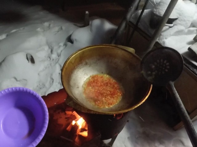 Макароны с курицей и грибами в казане