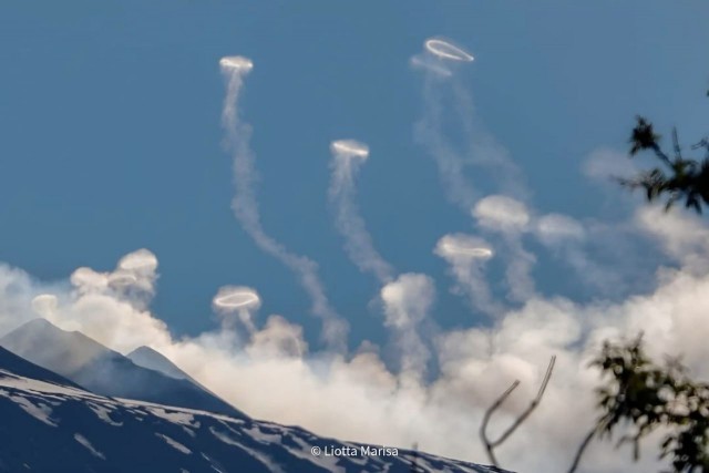 Итальянский вулкан Этна начал пускать дымовые колечки