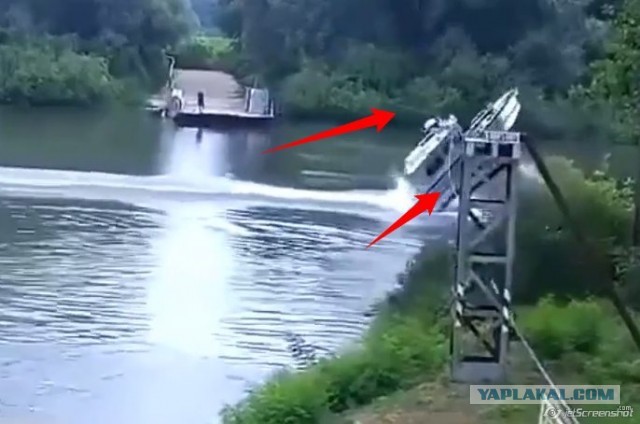 Соединяет берега седой паромщик