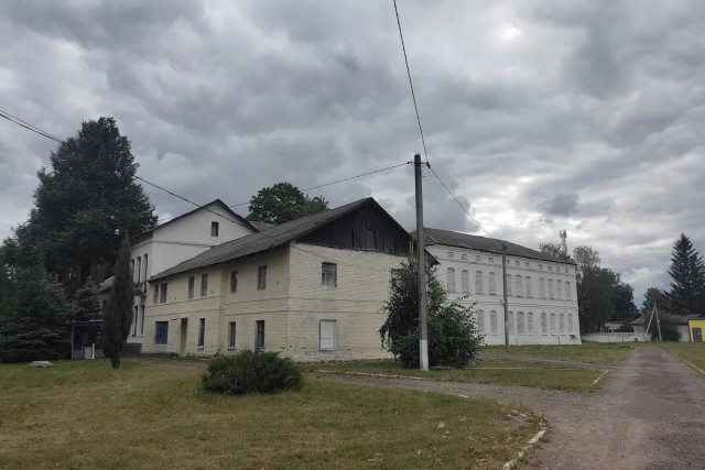 В Беларуси продают целую усадьбу за ₽1200. В ней есть два этажа, отопление, водоснабжение и электричество