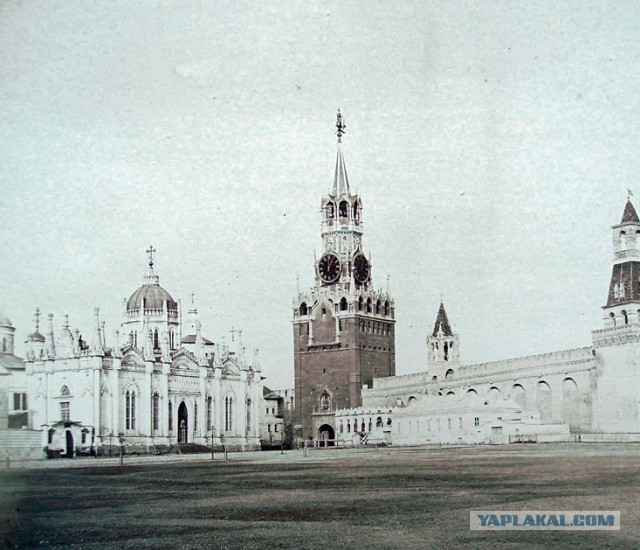 Когда Московский Кремль был красным, а когда белым?