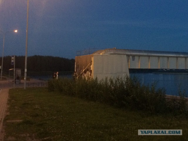 Мост Кадырова "переименовали" и замазывают граффити Юрию Буданову