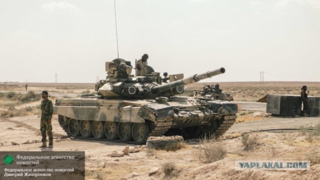 Неуязвимый Т-90: боевики ИГ трижды попали в танк, но не смогли его подбить