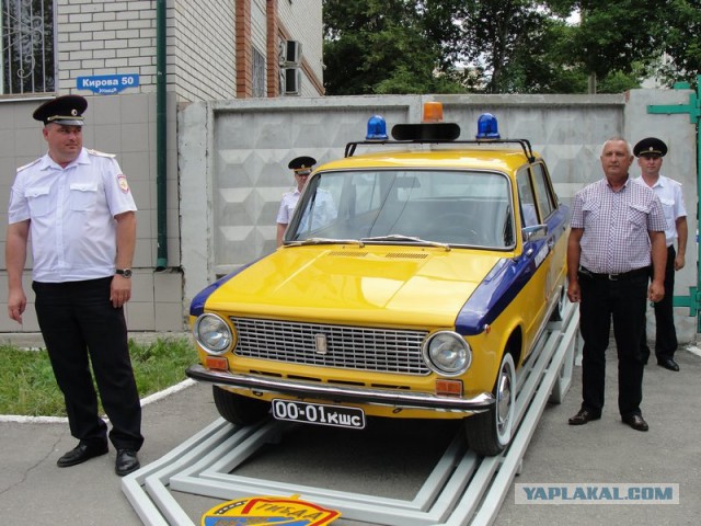 Автомобили на постаменте