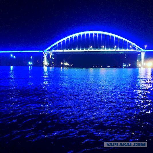 Ночную иллюминацию включили на арках Крымского моста