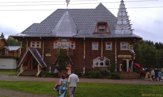 8-летнего мальчика из Нижнего Тагила насмерть задавила деревянная скульптура в Ленинградской области