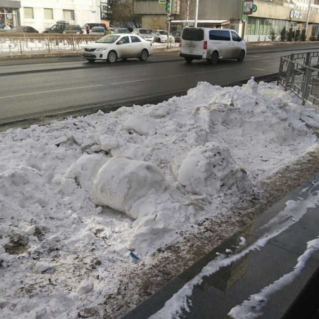 В Красноярске грязный снег закрывают синтепоном к Универсиаде 2019.