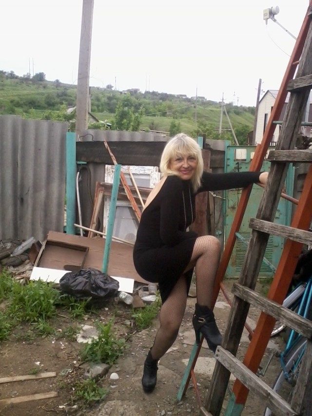 Девки, хорош выкобениватся перед фотиком
