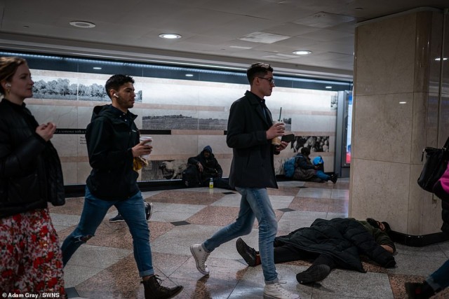 Толпы бездомных, которые мешают пассажирам в метро и на вокзалах Нью-Йорка