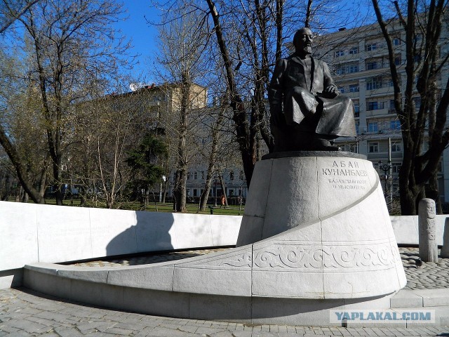 В Караганде переименовали улицу Ленина в улицу Абая, но кто-то с этим не смирился
