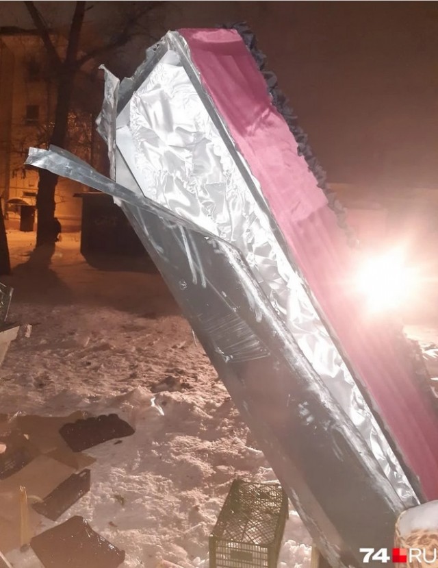 В Челябинске на мусорке нашли вскрытый цинковый гроб