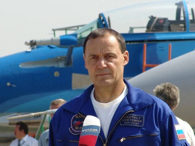 Умер летчик-испытатель, Герой России Анатолий Квочур