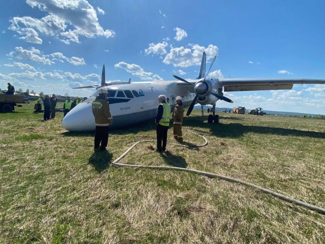 Пассажирский самолет выкатился за пределы полосы и клюнул носом в землю в Иркутской области.