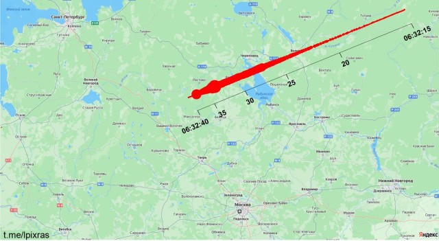 Метеорит, пролетающий над Москвой, засняли из иллюминатора