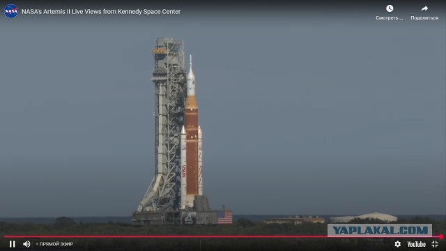 Транспортер NASA выехал за лунной ракетой.