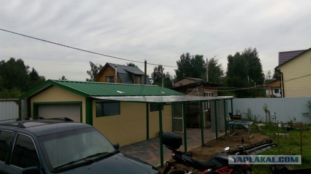 Навес - пристройка для гаража на даче.