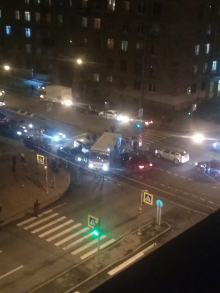 Четыре человека пострадало в результате столкновения маршрутки К-60 с иномаркой в Кировском районе Санкт-Петербурга