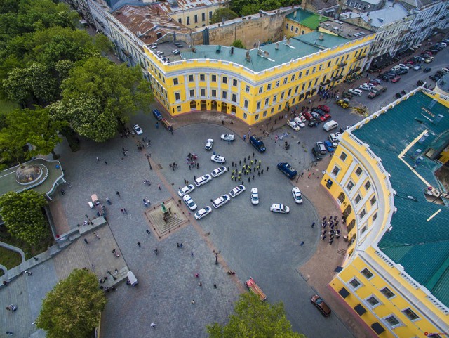 В День вышиванки одесские патрульные и нацгвардейцы устроили праздничный флешмоб