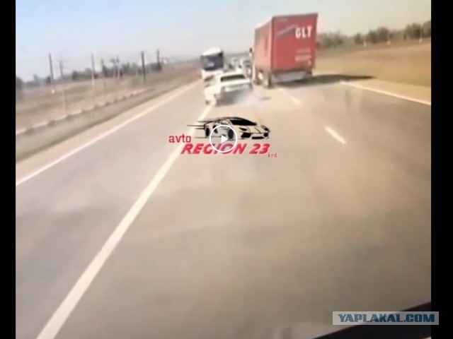 Дальнобойщик резанул машину под встречку, но не считает виноватым себя, он же показал поворотник! Кто прав?