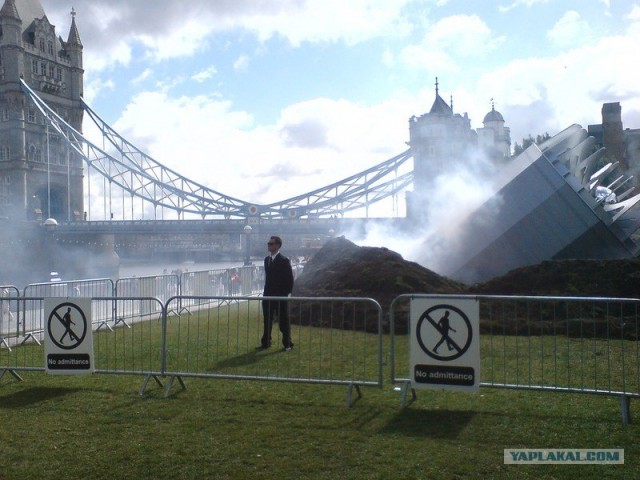 Непонятный обьект в парке Potters Fields