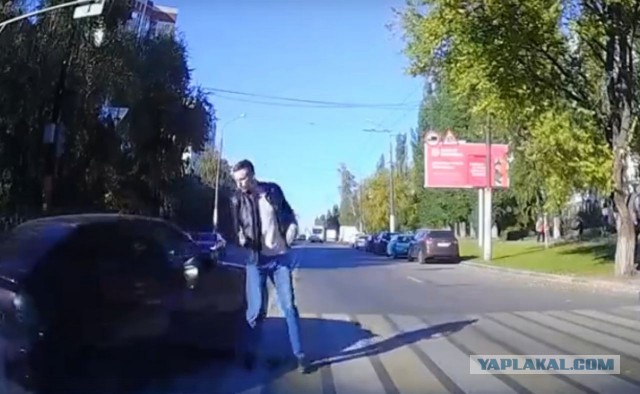 В Воронеже автохам на «Приоре» пытался сбить пешехода
