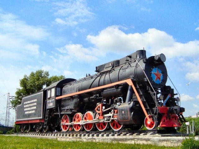 Памятник паровозу