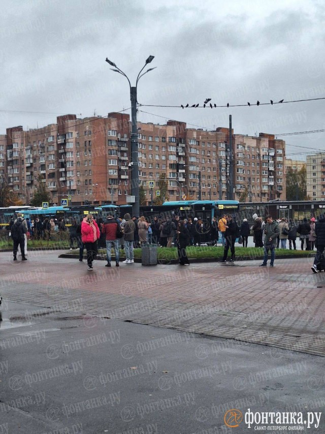 В питерском метро полный КОЛЛАПС — на вход закрыты сразу четыре станции