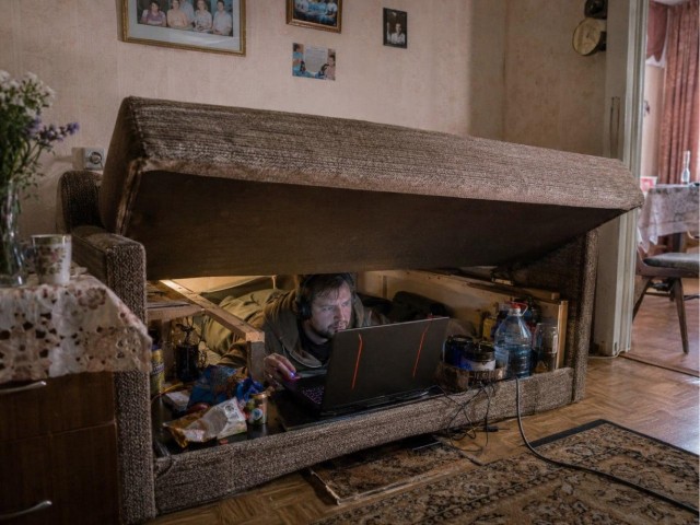 Россиянин восемь лет прятался от федерального розыска в диване матери