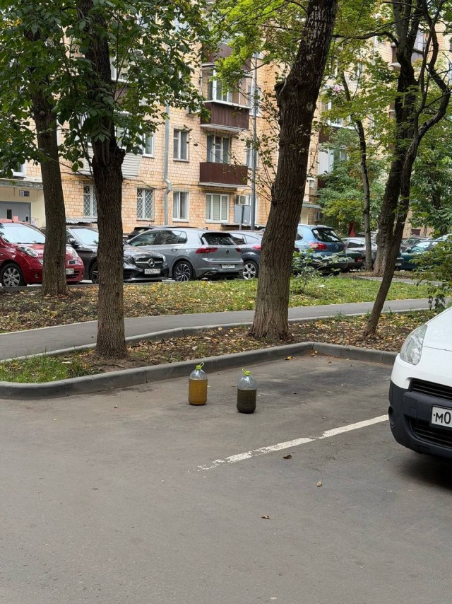 Канистры с неизвестной жидкостью и снятые детали от авто