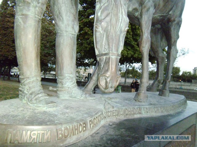Во Франции осквернен памятник