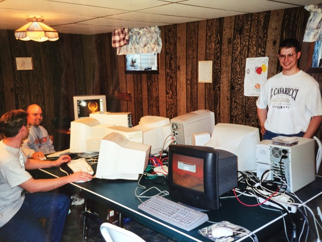 Quake II по локалке, типичная вечеринка, 1998 год.